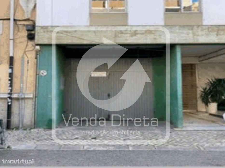 Garagem/armazém com 288 m², na freguesia da Estrela em Lisboa.
