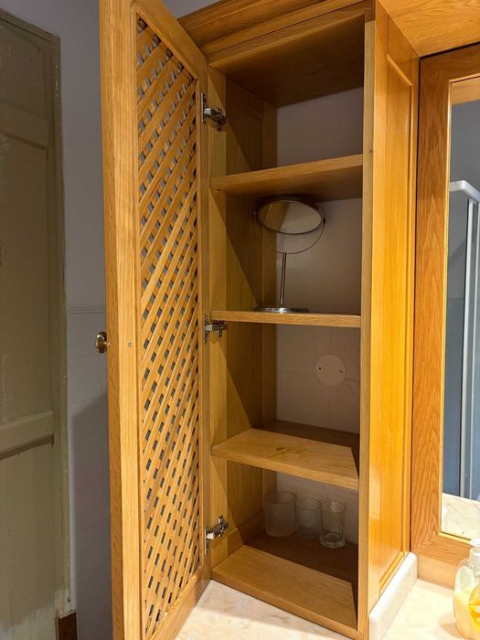 Móvel casa de banho em madeira maciça portas em treliça e tampo pedra