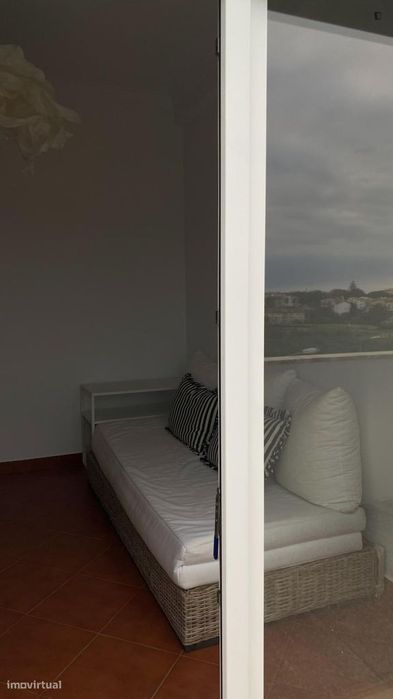 Quarto - localizado em Oeiras Lisbon