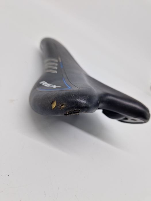 (4)Używane siodełko rowerowe REX