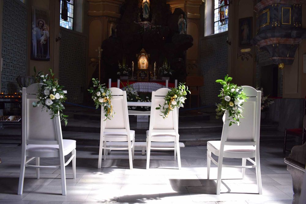 dekoracja kościoła - ślub, biały dywan, kwiaty, dekoracje ślubne