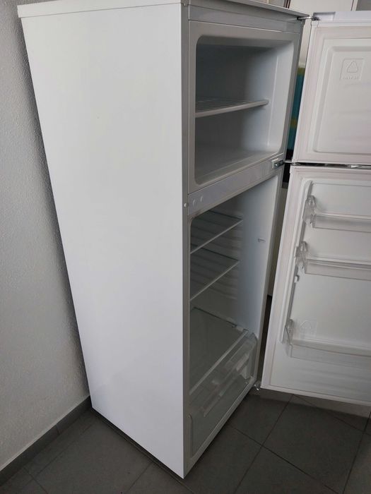 Frigorifico Kunft com congelador separado . No Frost