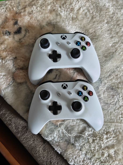 Xbox one S 1TB - com dois comandos