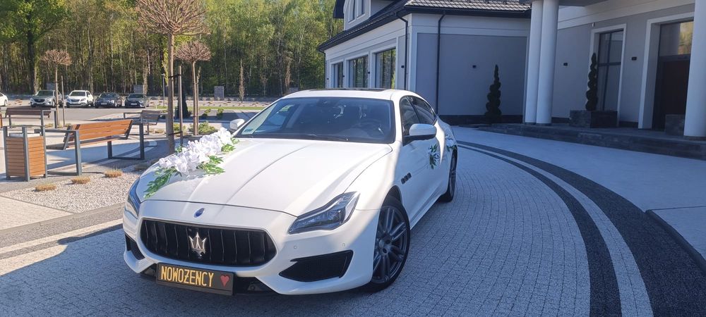 Auto do ślubu Białe Maserati Quattroporte - elegancja, prestiż i styl!