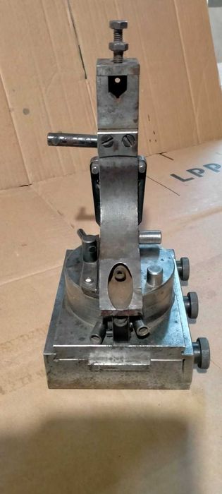 Приспособление для правки абразивных кругов шлифовальных станков  СССР