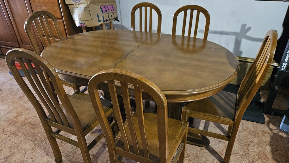 Mesa de jantar sem cadeiras