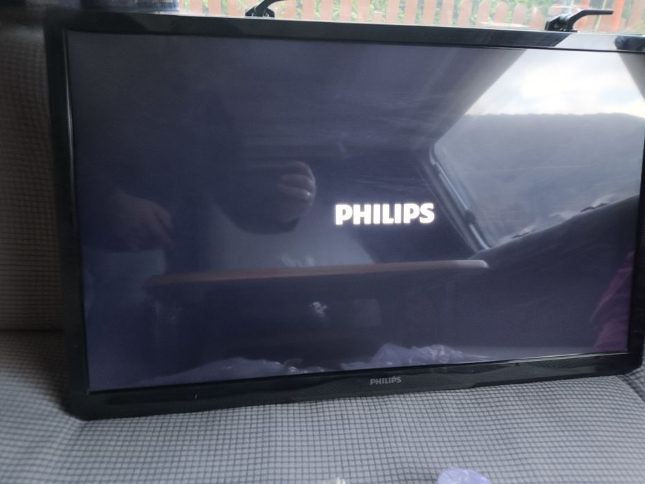 Telewizor 32" Philips z uchwytem na ścianę!
