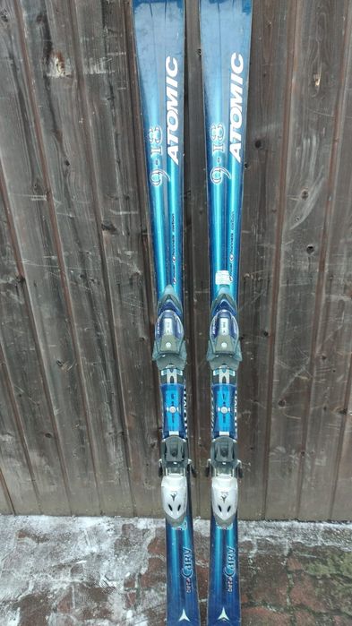 Narty zjazdowe różne rodzaje