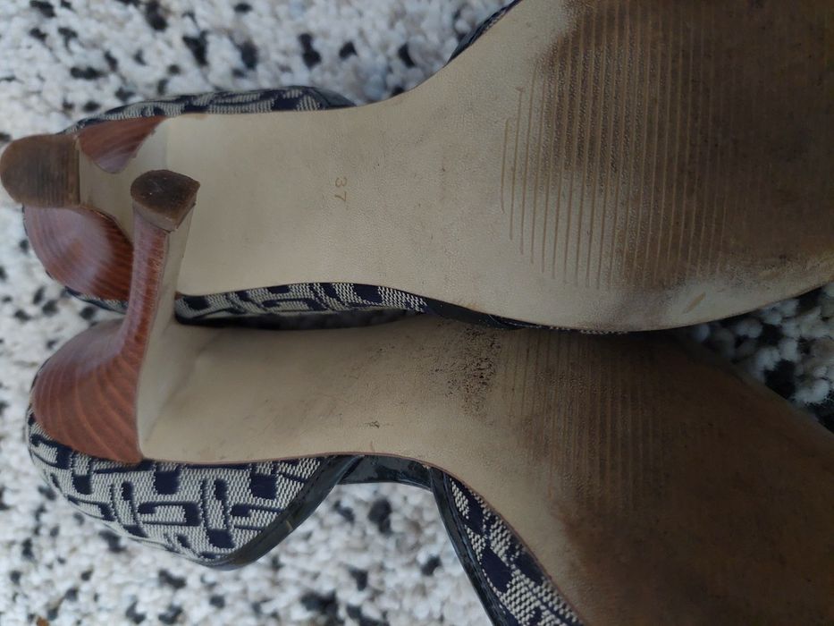 Sapatos de salto alto Guess