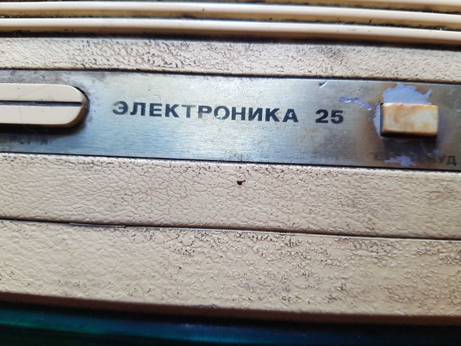 Stare radio produkcji zsrr w pełni sprawne.