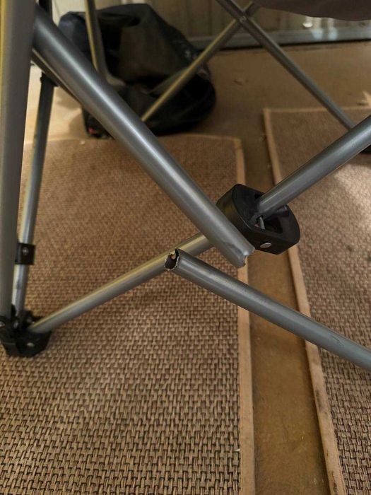 Krzesło kempingowe 2 w 1, składane z podnóżkiem, uszkodzone