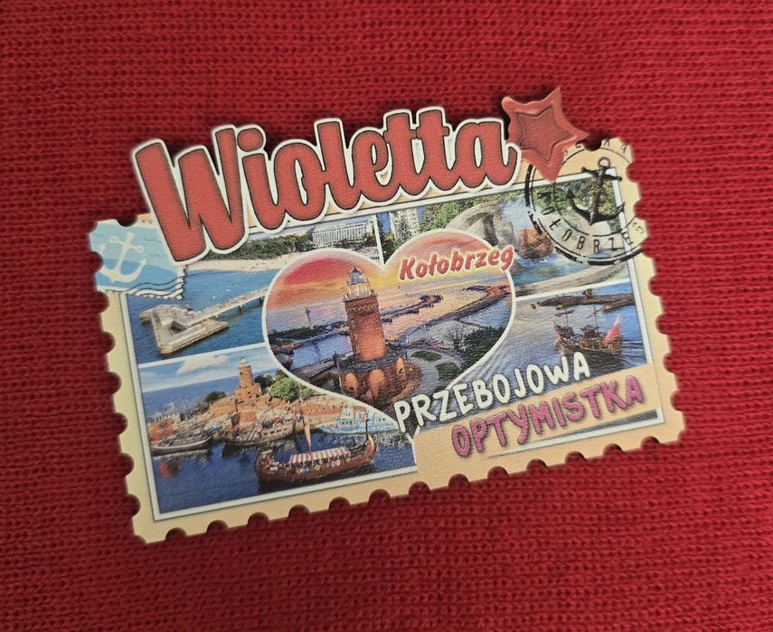 Magnes na lodówkę Wioletta Kołobrzeg pocztówka znaczek morze drewno ha