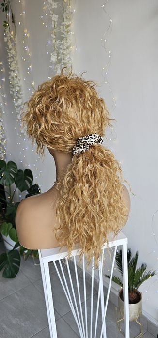 Lekka peruka fale afroloki Frida słoneczny blond naturlany efekt