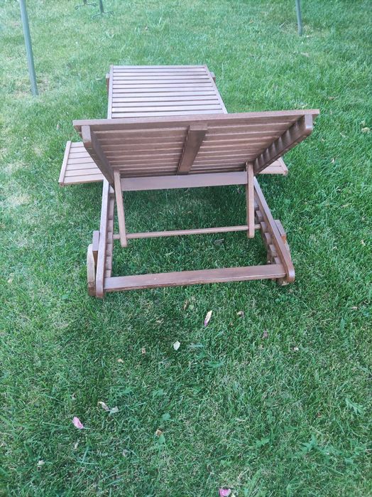 Espreguiçadeira de madeira com mesa de apoio imbutida