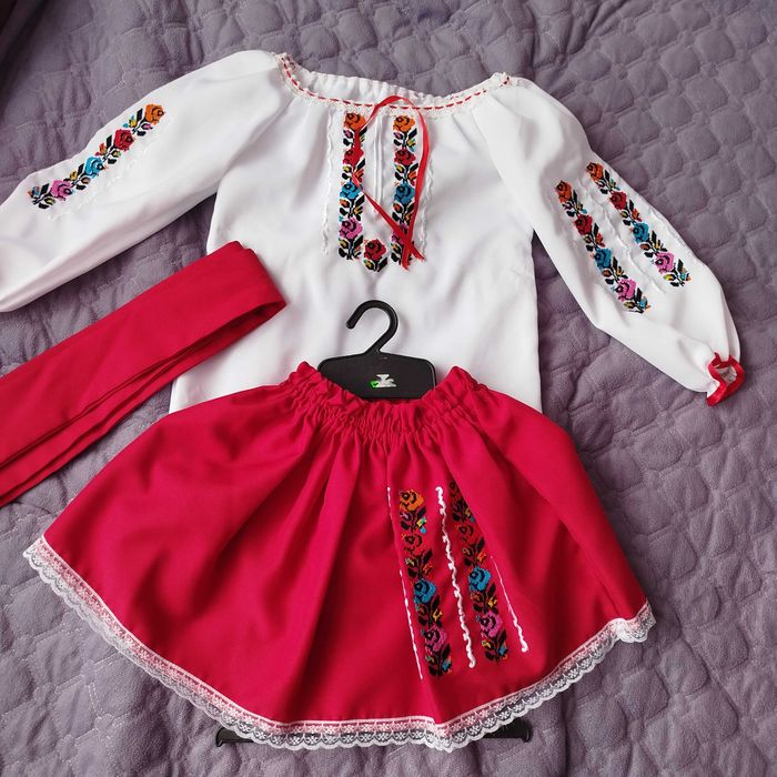 Вишитий костюм на дівчинку 3-5 рочків