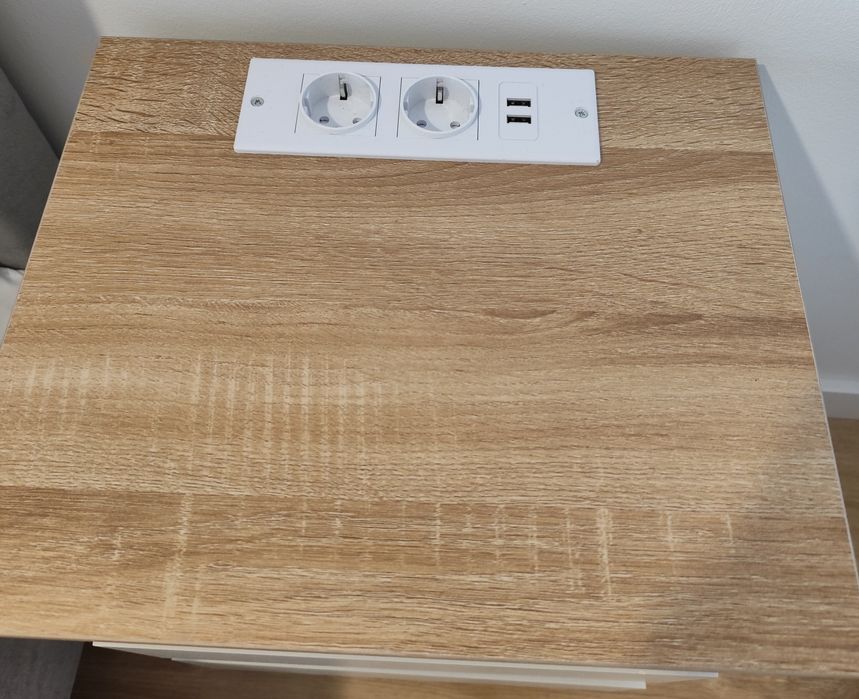 Mesas cabeceira com tomada