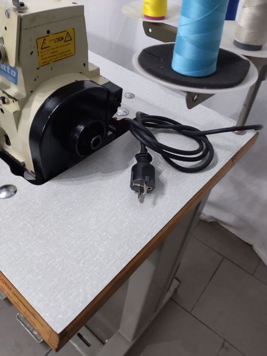 Máquina costura e corte e cose