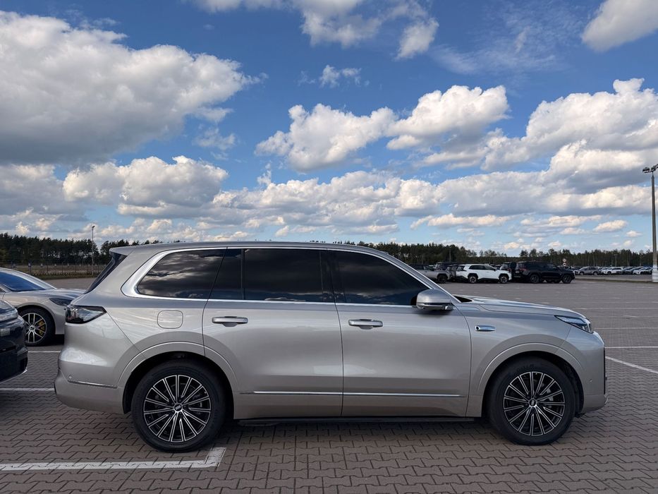 Geely M9