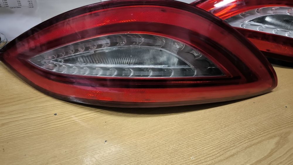 Dois Farolins de Mercedes CLS