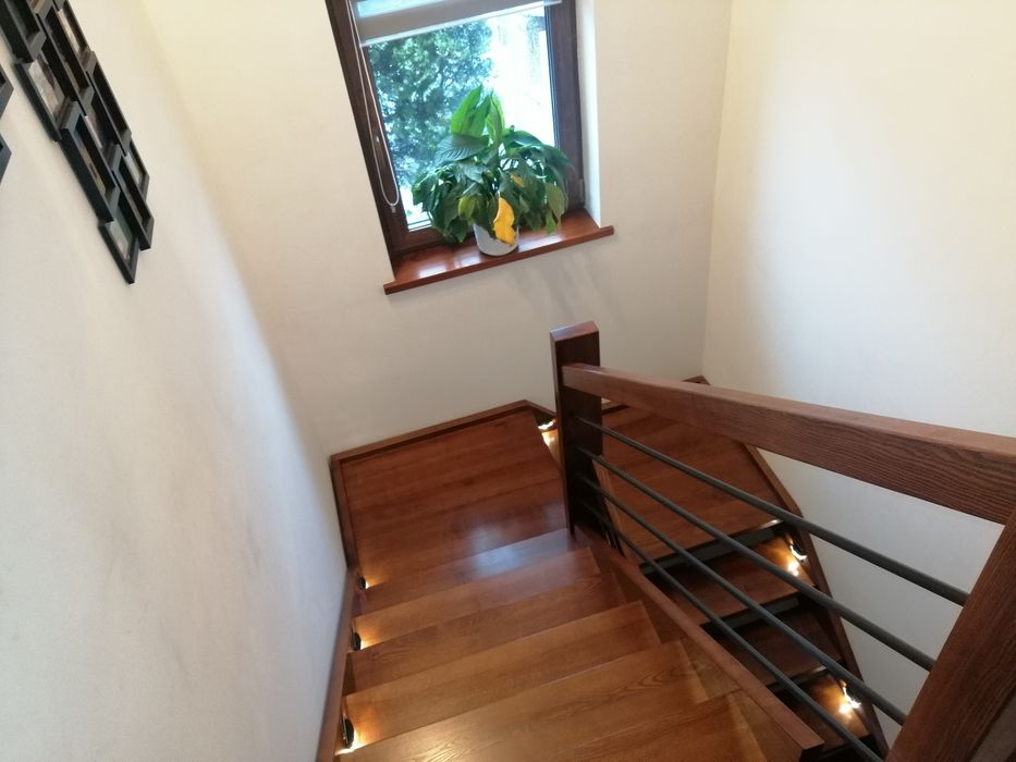 Schody drewniane policzkowe i na beton remont balustrada stal