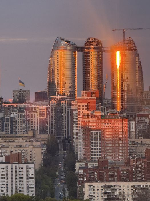Власник.Поруч  із Печерськом.