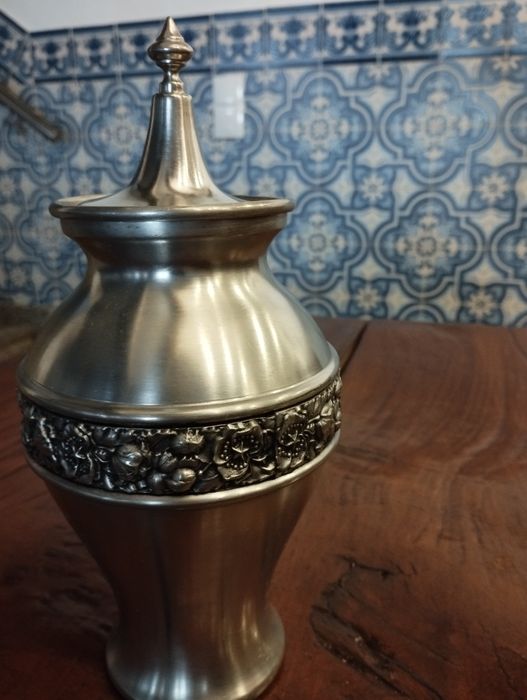Peça de decoração de estanho em muito bom estado sem uso