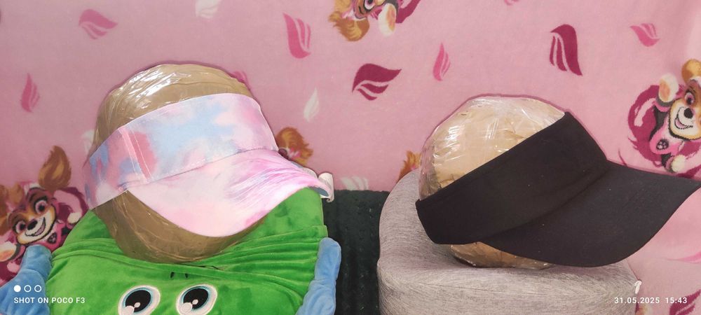 Zestaw czapek bejsbolówki z otworem na kucyk.