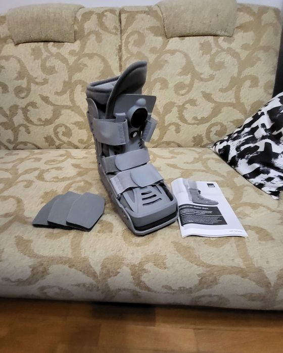 But ortopedyczny typu Walker pompowany marszowy krótki