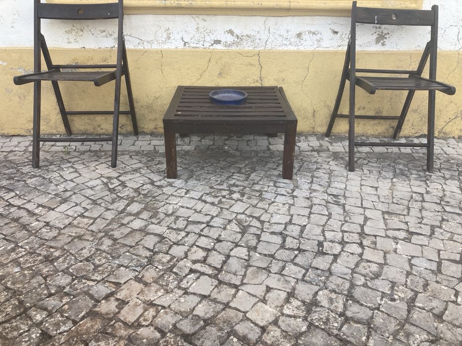 Mesa e duas cadeiras de jardim