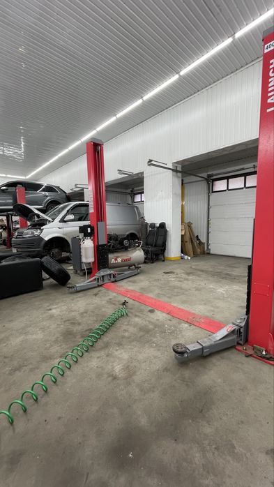 Бокс на два заїзди з ямою і підйомником.