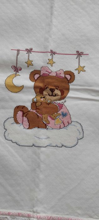 Colcha feita a mão e bordada em ponto de cruz para alcofa