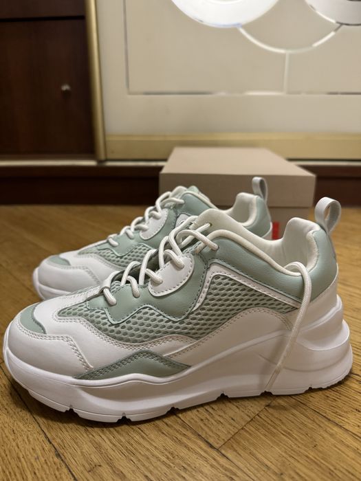 НОВІ кросівки