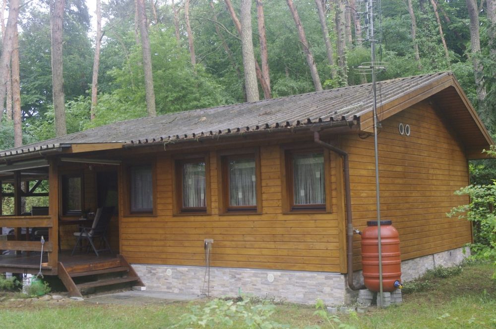 Domek letniskowy w lesie nad jeziorem