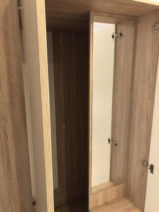 Duża szafa z lustrem