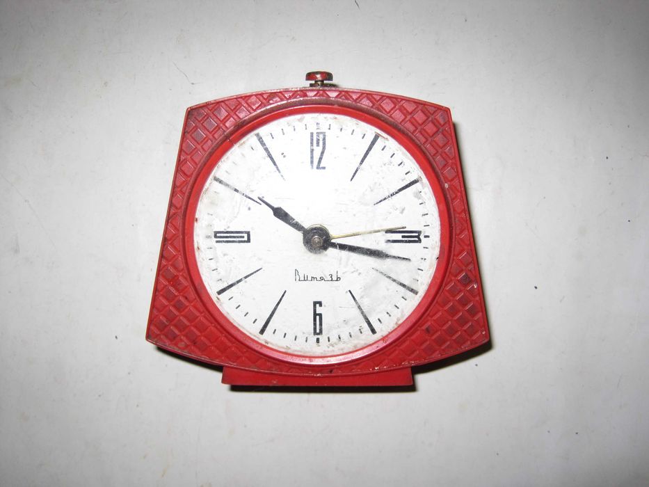 Часы механические годинник настольные будильник Витязь из СССР