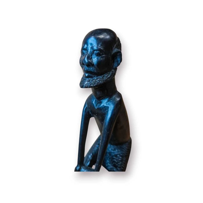 Escultura Africana Madeira – Figura Masculina com Saco (23,5×6,5×8 cm)