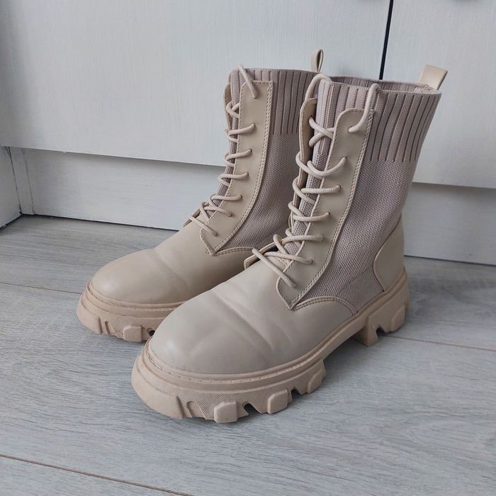 Жіночі молочні ботильйони на шнурівці 38 розмір