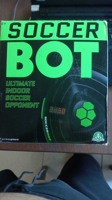 Robô Treinador de Futebol SoccerBot Famosa (Novo)