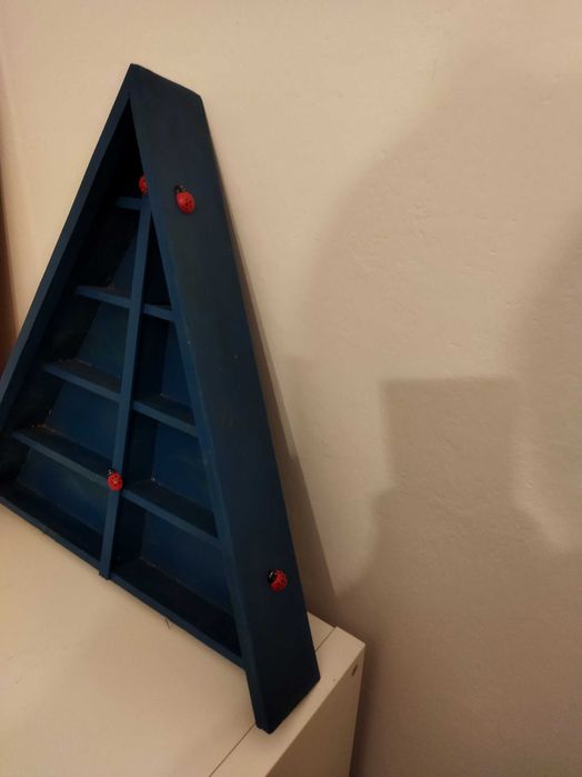 Niebieska drewniana półeczka,  imitacja choinki, na prezent