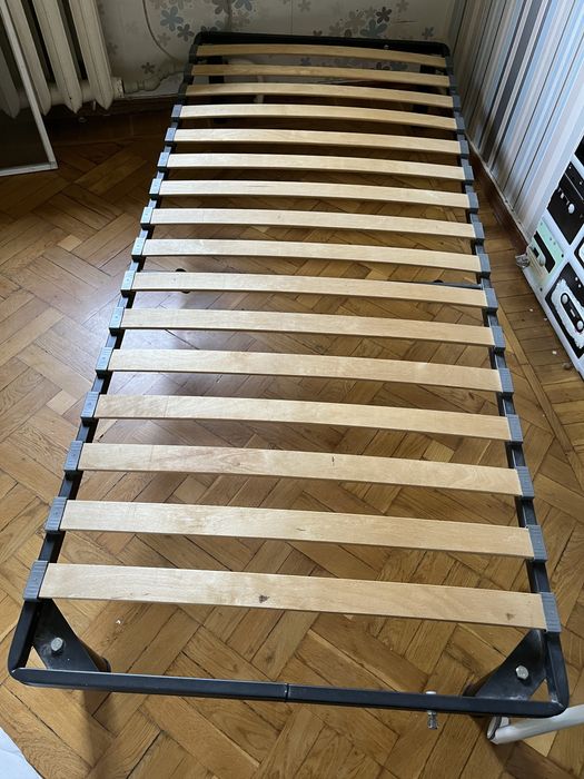 Каркас для кровати с ламелями и матрасом