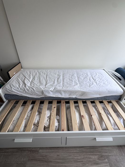 Cama individual e de casal com 2 colchões