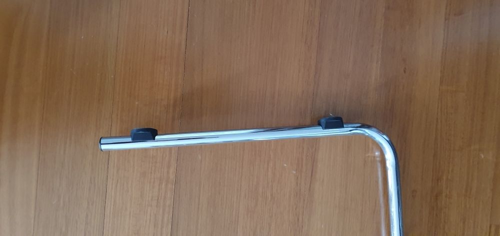 2 Toalheiros de pé.