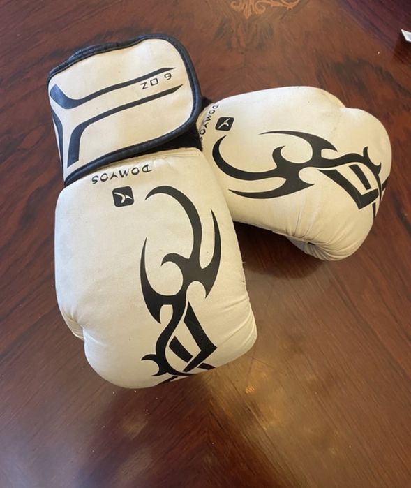 Luvas de boxe brancas