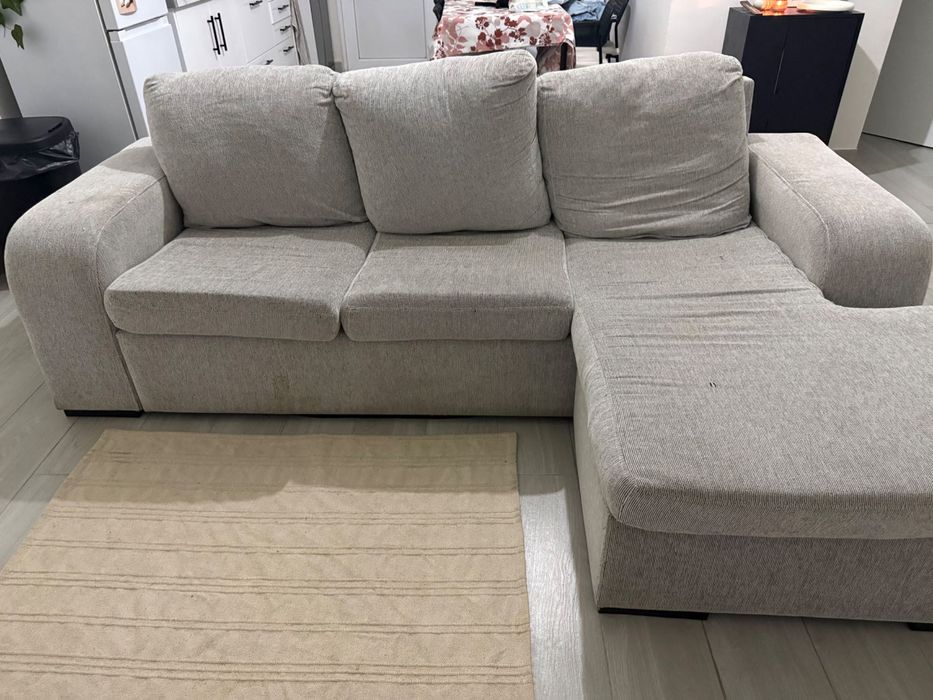 Sofá Cinza bastante cómodo