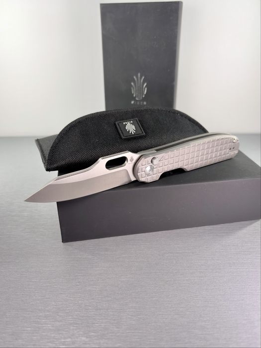 Nóż Kizer Cormorant Titanium 20CV – Button Lock, nowy