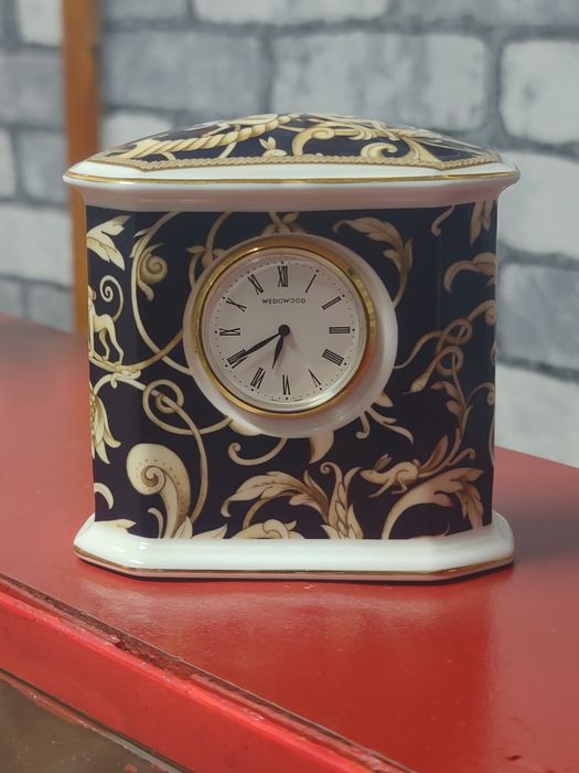 Камінний годинник Wedgwood,костяний порцеляна.