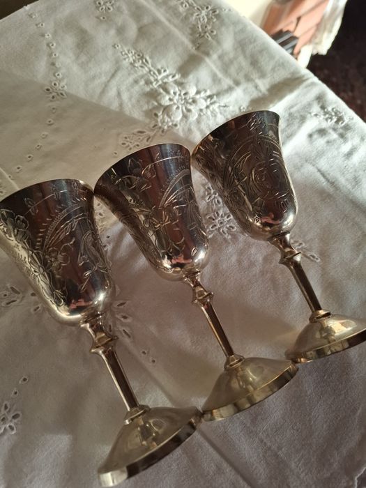 Trzy posrebrzane kieliszki