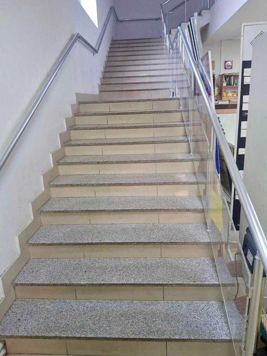 Оренда торгово-офісних приміщень площею 1400 м2 в р-ні вул. Ріпкінська