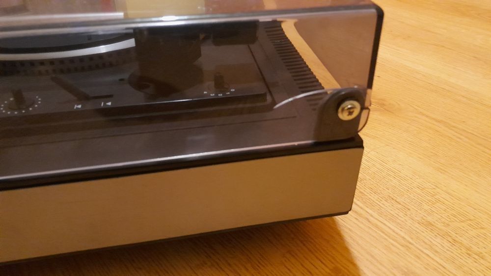 Gramofon Universum ze wzmacniaczem