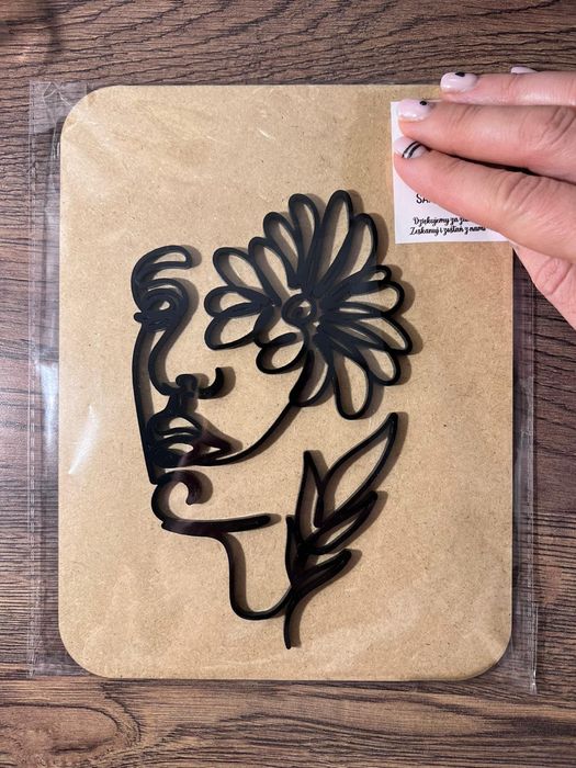 Toper na bok tortu twarz kobiety czarny plexi